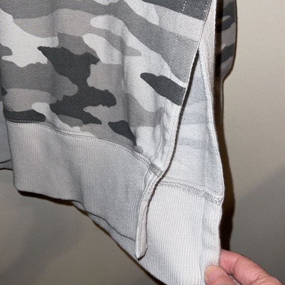🌹AERIE GRAY CAMOUFLAGE SWEATSHIRT - Picture 2 of 3